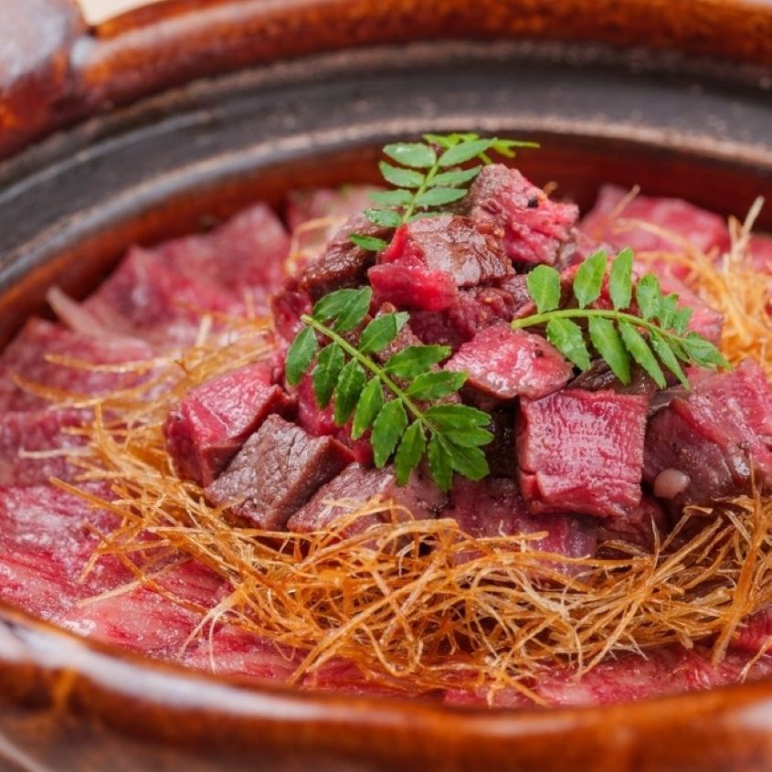 個室確約！記念【プレミアムコース】「厳選和牛の箱雲丹ユッケドッグ」「USHIMITSU STEAK　〜厚切り和牛ヒレ〜」「厳選和牛ヒレとサーロインの土鍋ご飯」をお召し上がりいただけます